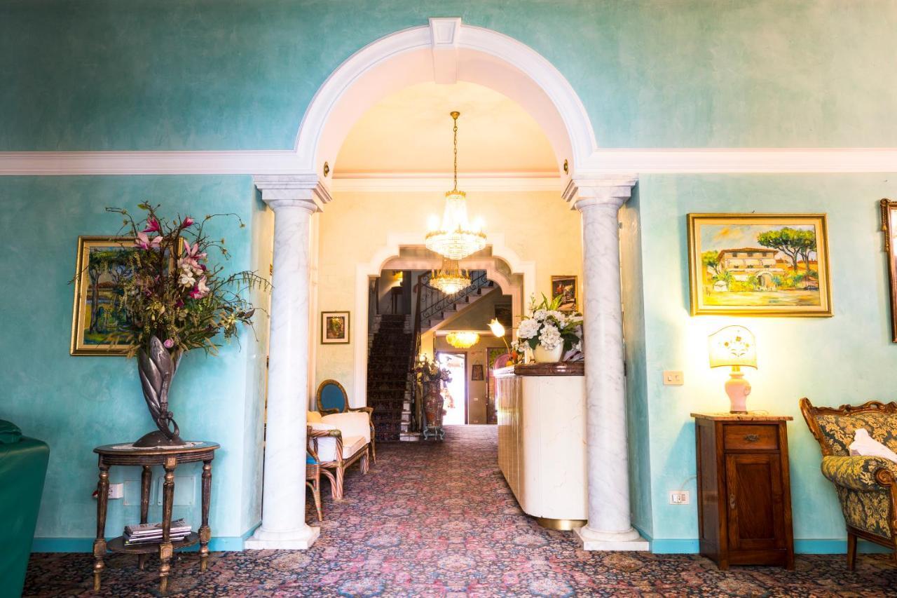 Hotel Sonia フォルテ・デイ・マルミ エクステリア 写真